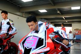 Pembalap nasional MotoGP, Veda dan Mario latihan bersama di Mandalika