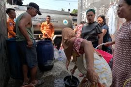BPBD Bogor distribusikan air bersih ke 27 titik terdampak kemarau