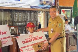 Banjarnegara salurkan 250 tablet pintar ke siswa di wilayah blank spot