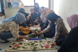 Ibu-ibu Cilegon dilatih buat ecoprint, isi etalase Kopdes Merah Putih