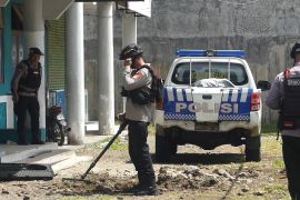 Polisi evakuasi benda diduga bom peninggalan Perang Dunia II di Ambon