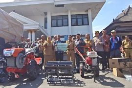 Ponorogo bagikan ratusan alsintan untuk dorong generasi muda bertani