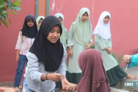 PPK Ormawa IMM Al-Ghozali UMS kenalkan permainan tradisional kepada anak TPA Gumukrejo