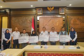 KAI Palembang salurkan TJSL Rp890 juta sepanjang semester I 2026