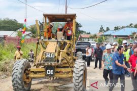 Pemkab Manokwari aspal jalan 1,3 kilo di Kampung Warmomi