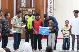 Pelindo Regional 2 serahkan puluhan beasiswa bagi anak pekerja berprestasi