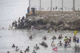 Warga bentrok dengan imigran ilegal di Ceuta
