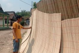 Musim kemarau, omzet perajin tirai di Lebak naik hingga 100 persen
