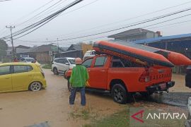 Kantor SAR turunkan tim tangani banjir di Padang