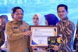 Raih aktivasi IKD tertinggi, Pemkot Jaksel terima Dukcapil Prima Award 2026