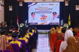 Pemkab HSU wisuda 80 peserta Sekolah Lansia