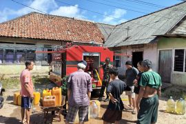 Kodim 0432 Bangka Selatan salurkan air bersih untuk warga terdampak kekeringan