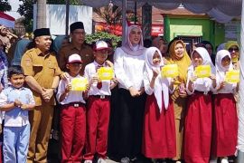 Waka DPR salurkan beasiswa PIP ke ribuan pelajar Lombok Timur
