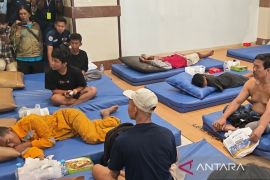 Korban KMP Mutiara Sentosa II dievakuasi ke Pelabuhan Tanjung Perak