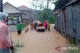 BNPB: Banjir meluas, warga dievakuasi dengan perahu di Kota Padang