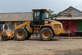 Tangani sampah, DLH Kota Cilegon terima hibah loader dari PT Jagat