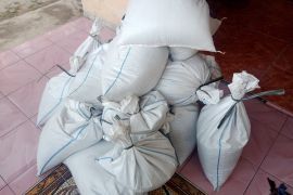 Polres Belitung gerebek gudang penyimpanan pasir timah di Air Merbau