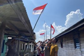 Polda Kepri bagikan bendera untuk suku laut di 3 pulau perbatasan