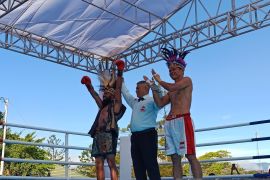 Juara WBC Geisler Ap menang TKO atas Bambang Rusiadi