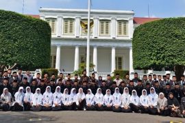 Puluhan santri Ponpes Darul Amanah Kendal kunjungi Istana Presiden