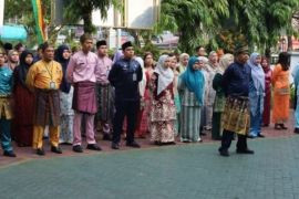 Semarakkan HUT Provinsi Riau, jajaran Kemenkum Riau laksanakan apel pagi dengan busana Melayu