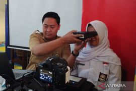 Dindukcapil Demak jemput bola dan layani perekaman KTP-el pemula untuk siswa SLB