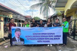 Gerak Cepat Tim Irman Gusman Center dan MDMC Sumbar Salurkan Bantuan bagi Korban Banjir di Padang
