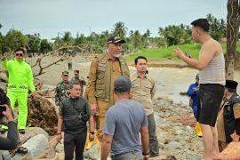Gubernur Sumbar minta alat berat dikerahkan tangani banjir