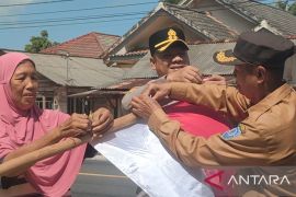 Tumbuhkan rasa nasionalisme, Polres Bangka Selatan bagikan bendera merah putih