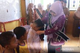 Bunda PAUD Tanjabbar salurkan seragam sekolah gratis