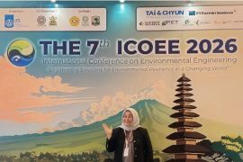 Guru besar UNAND presentasikan riset Inovasi Komposit Antosianin pada ICOEE 2026