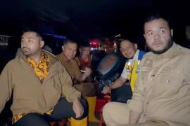 Baru mendarat di Padang, Zigo Rolanda langsung terjun ke lokasi banjir bersama Fadly Amran evakuasi warga