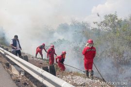 Asap karhutla selimuti Tol Kayuagung-Palembang KM 356, petugas prioritaskan pemadaman