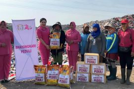 Bhayangkari Singkawang bagikan bansos bagi pemulung