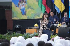 Wamen Diktisaintek ajak maba ITS berpikir kritis soal AI