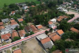 Warga Karangbahagia Bekasi bentangkan bendera sepanjang 500 meter