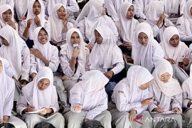 Nyaris putus sekolah, Anna kini mengejar bangku kuliah