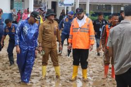 Pemkot Padang targetkan pembersihan 92 sekolah terdampak banjir rampung dua hari