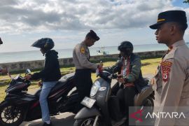 Polisi bagikan 100 bendera Merah Putih bagi pengendara di Leihitu