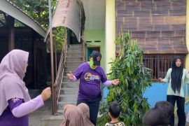 Mahasiswi PLP PG-PAUD UMS dampingi pembiasaan stretching pagi di KB-TK Alam Surya Mentari