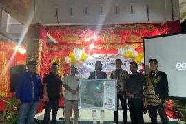 Mahasiswa KKN UNP dan UNIB Serahkan Peta Sebaran Fasilitas Pemerintahan kepada Nagari Pasir Talang Selatan