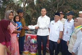 Serahkan bantuan korban kebakaran, wabup Gerry ingatkan kewaspadaan musim kemarau