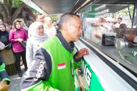 Khofifah bebaskan denda PKB pengemudi ojol hingga akhir Agustus