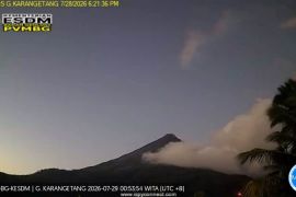 Warga harus patuhi radius bahaya Gunung Karangetang usai guguran lava