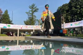Kelurahan di Jakbar gelar lomba busana bahan daur ulang rayakan HUT RI