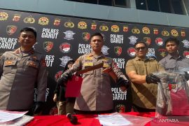 Polres Garut memeriksa pelaku penganiaya saudara kandungnya hingga tewas