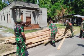 Pemprov Maluku-TNI beri bantuan material warga Dusun Tibang Malteng percepat rehabilitasi pemukiman