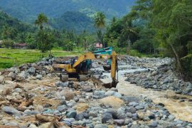 Tiga alat berat pemerintah tangani dampak banjir Padang