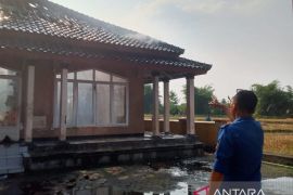 Damkar Cianjur dan petugas menangani kebakaran masjid dan madrasah