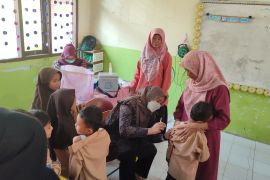77 siswa SDN Tegal Cabe Cilegon terima imunisasi Measles-Rubella dan HPV